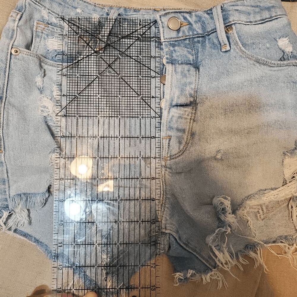 Good American Women's Split Back Pockets Destressed Bombshell Short 4/27 - Picture 7 of 8